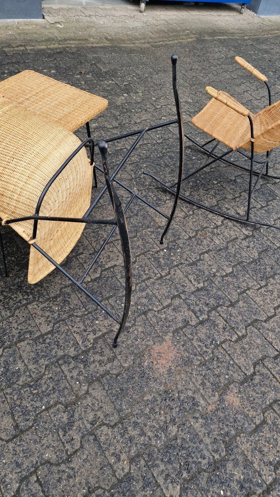 Tavolo e sedie a dondolo vintage in rattan e vimini, stile metà secolo, anni '50. – Wicker (photo 9 of 12)