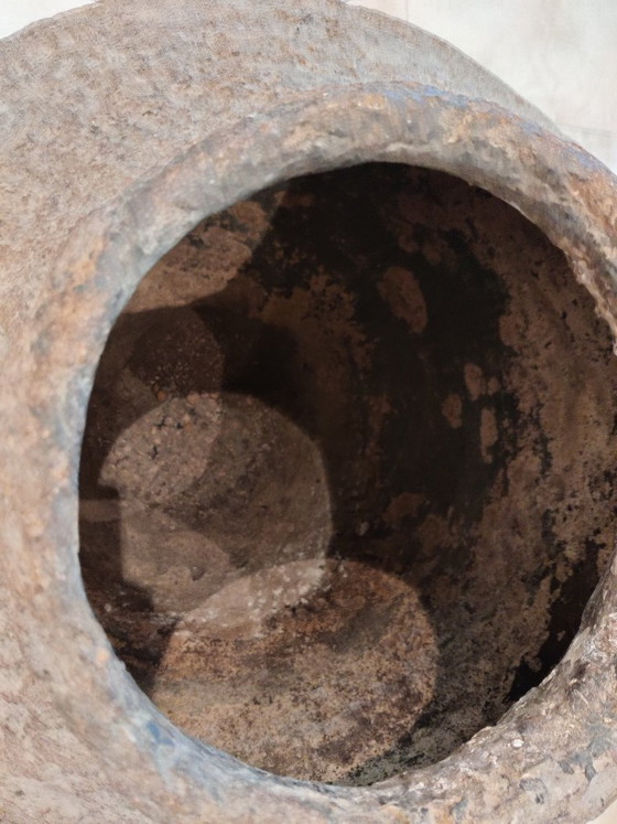 Image 1 of Élégant pot ancien en terre cuite patinée, orné de rainures.