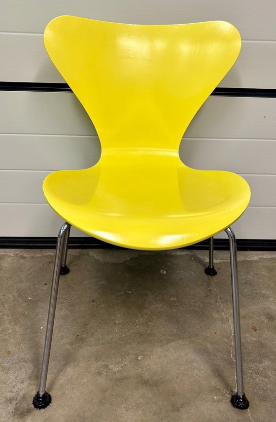 Image 1 of 6xFritz Hansen Series 7 butterfly chairs with Superellips Dining Table B613
