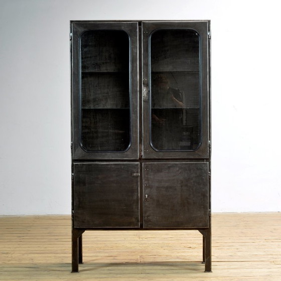 Image 1 of Armario médico antiguo pulido, década de 1970.