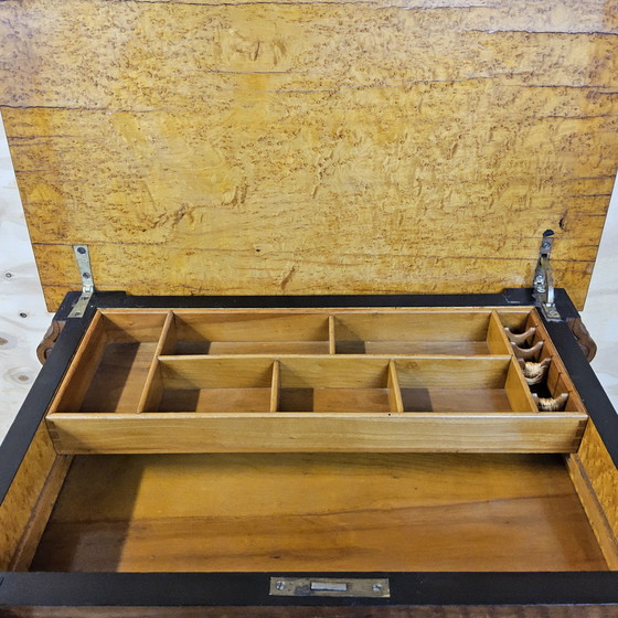 Image 1 of Mesa de costura Biedermeier antigua / mesa auxiliar de chapa de madera de raíz / mesa de almacenamiento