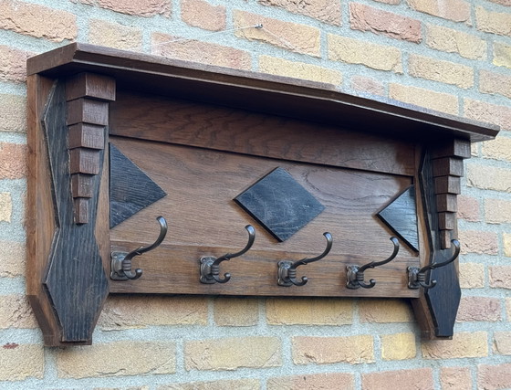 Image 1 of Porte-manteau de l'école d'Amsterdam | vers 1920 | Chêne massif | Une pièce qui attire tous les regards