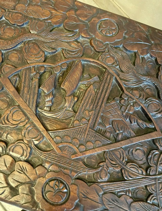 Image 1 of Grande baule antico asiatico in legno intagliato