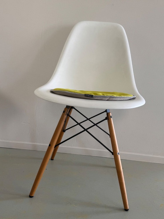 Image 1 of 4x Vitra eames dsw stoelen met seat dots kussens