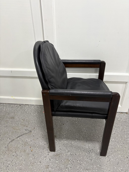 Vintage fauteuil houten frame en luxe zwarte leren bekleding