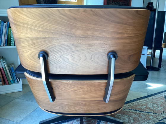 Image 1 of Fauteuil design en cuir noir et noyer