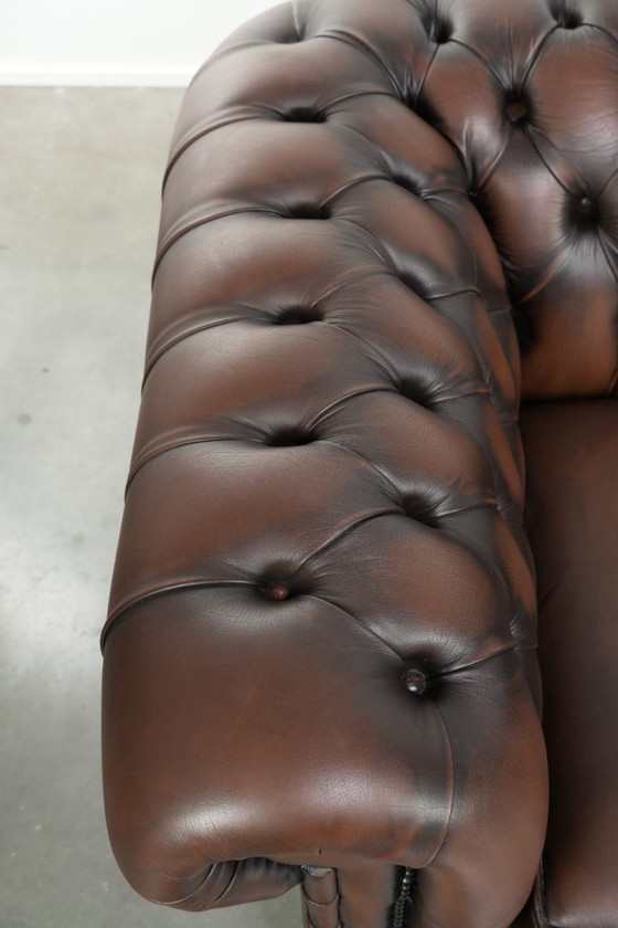 Image 1 of Wunderschönes Chesterfield-Sofa im englischen Stil, 2-Sitzer aus Rindsleder in einem schönen, zeitlosen Braunton.