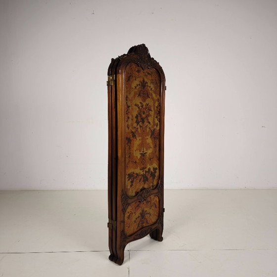 Image 1 of Paravent pliant en cuir doré orné de riches sculptures sur bois, vers 1860