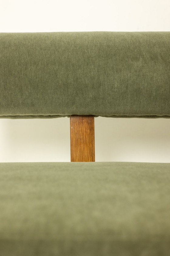 Image 1 of Banco de tres plazas en fresno claro y terciopelo mohair verde. Contemporáneo.