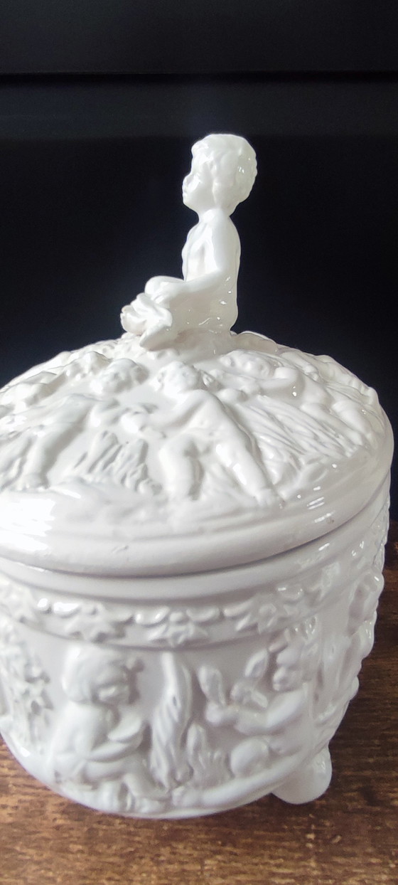 Image 1 of Bonbonnière Bassano , majolique italienne blanche