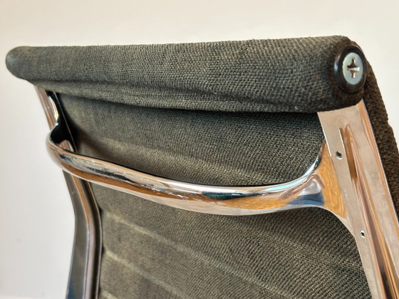 Image 1 of Chaise en aluminium modèle EA 105, conçue par Eames pour Herman Miller, années 1970