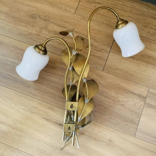 Aplique de pared floral con 2 luces en latón y cristal opalino, – años 50/60
