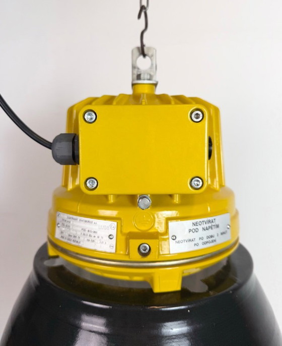 Image 1 of Lampada antideflagrante industriale gialla con paralume smaltato nero, anni '90