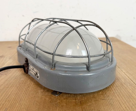 Image 1 of Industrielle graue Wandleuchte mit Milchglas von Elektrosvit, 1970er