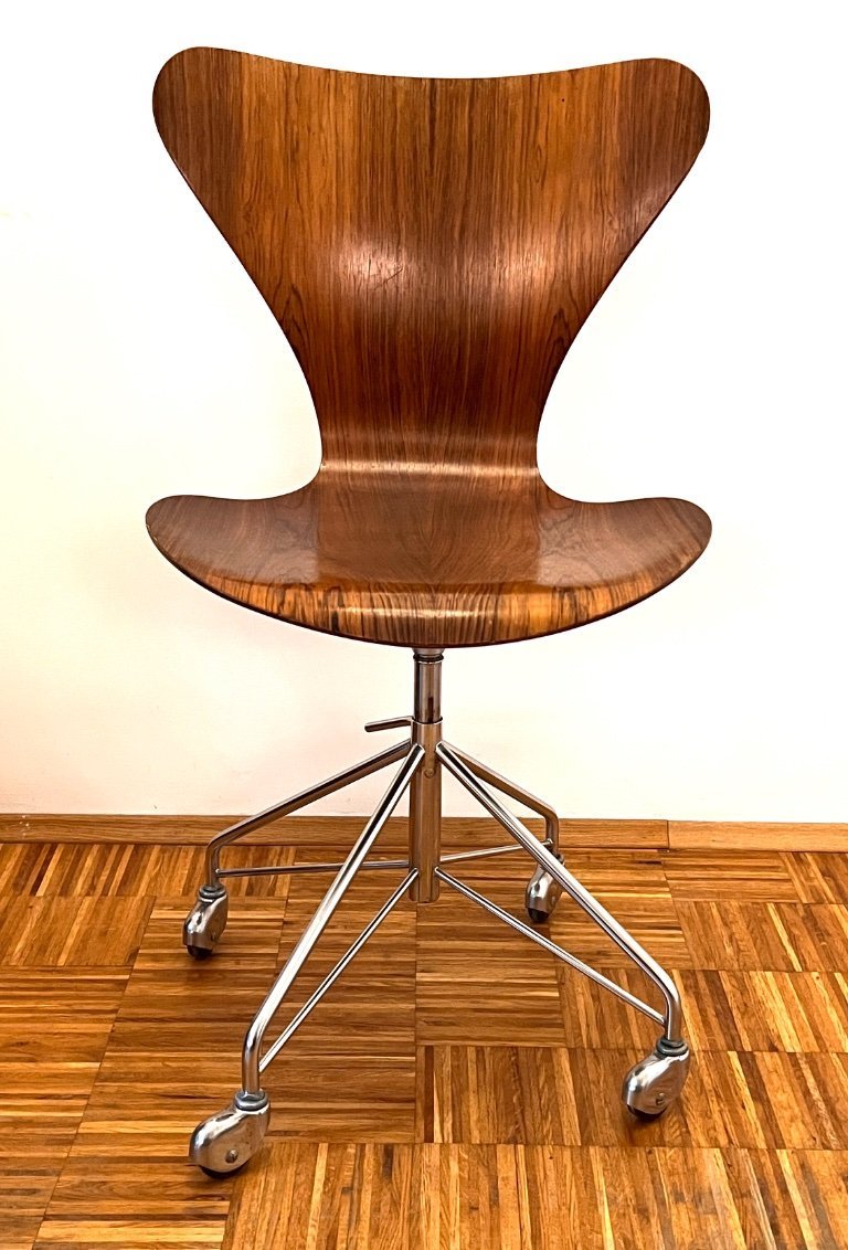 Fritz Hansen teak swivel chair Arne Jacobsen | €600 | Whoppah