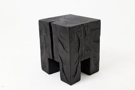 Image 1 of Table d'appoint/tabouret rustique sculptural, en chêne noir brûlé, sculpté, pièce unique, Logniture