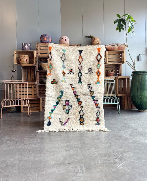 Klein nieuw Marokkaans Berberkleed (Azilal-stijl) van wol.