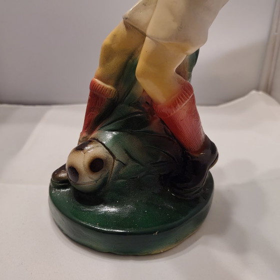 Image 1 of Statua di calciatore, stile anni Cinquanta, dipinta a mano.
