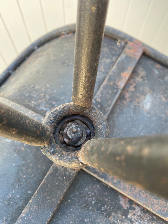 Image 1 of Paar industriële metalen draaibare barkrukken uit de jaren 50