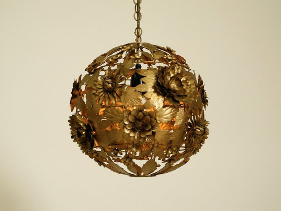 Preciosa y singular lámpara de techo esférica de metal con diseño floral, estilo Regencia de los años 70. (photo 10 of 20)