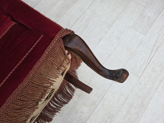 Image 1 of Sofá danés de dos plazas, años 60, terciopelo rojo, patas de madera de fresno.