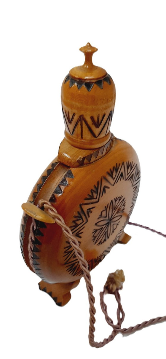 Image 1 of Flacon en bois pyrogravé roumain vintage de 20 cm