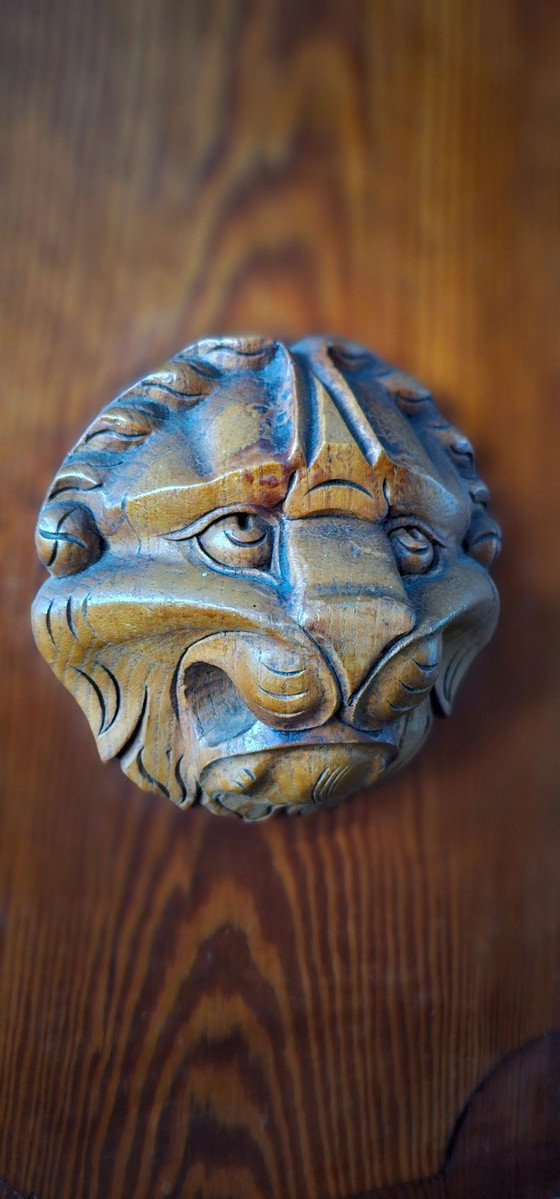 Image 1 of 2 identieke Art Nouveau vitrines uit circa 1900 met geglazuurd glas