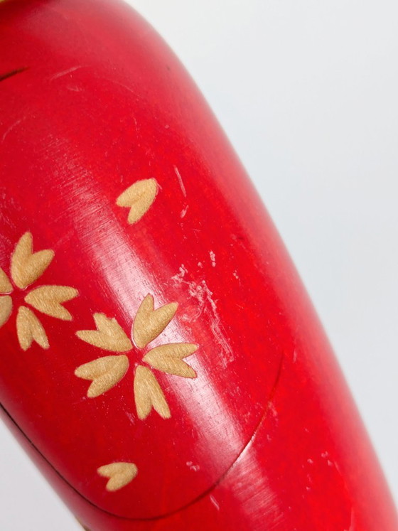 Image 1 of Poupée Kokeshi vintage, figurine en bois d'art populaire japonais, à motif floral rouge, style Wabi-Sabi