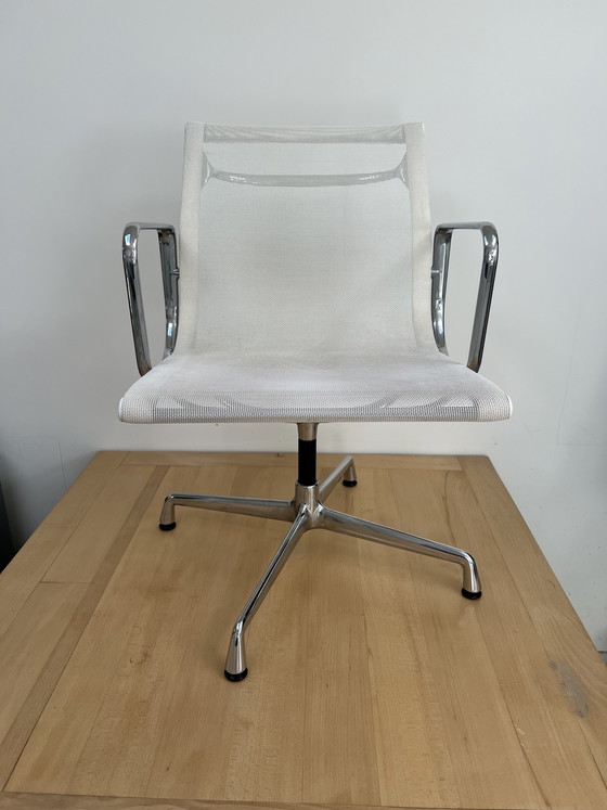 Image 1 of Vitra Eames stoel wit