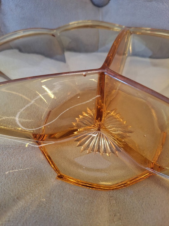 Image 1 of Geteilte Servierschale aus bernsteinfarbenem Pressglas im Mid-Century-Stil.