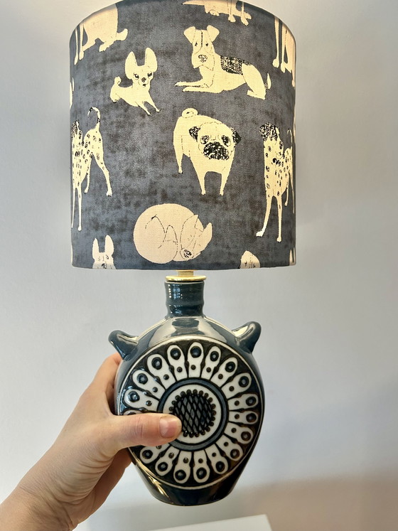 Image 1 of Une lampe de table sans fil très charmante, fabriquée à partir d'un vase en faïence des années 1950/60.