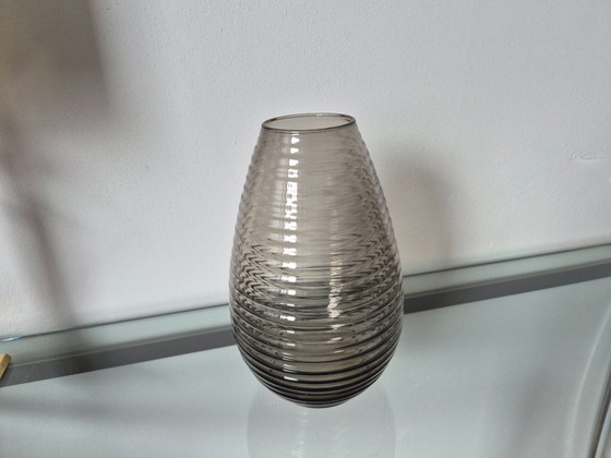 Image 1 of Copiadora/Fábrica de vidrio Leerdam - Jarrón acanalado Fumé (diseño 1953)