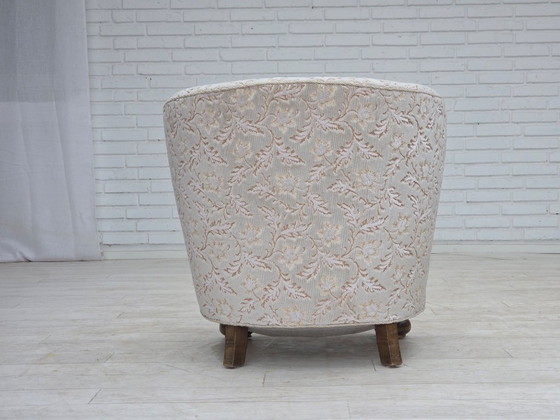 Image 1 of Fauteuil danois incurvé des années 1970, revêtement d'origine en velours vert clair/gris.