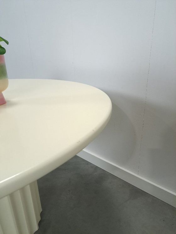 Image 1 of Runder, cremefarbener Esstisch mit gerippten Beinen