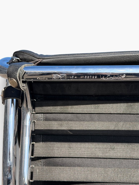 LC4 Chaise longue by Le Corbusier for Cassina, black leather and chrome steel, Design (photo 4 of 15)