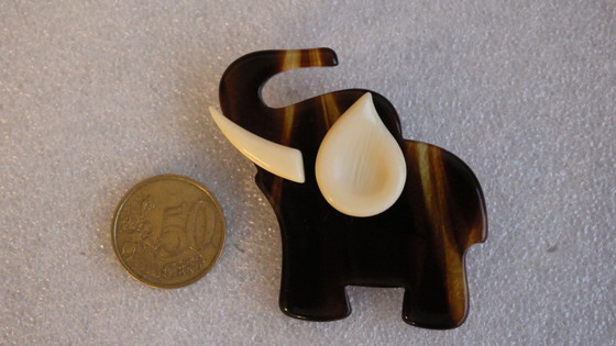 Image 1 of Grande broche vintage en plastique en forme d'éléphant.