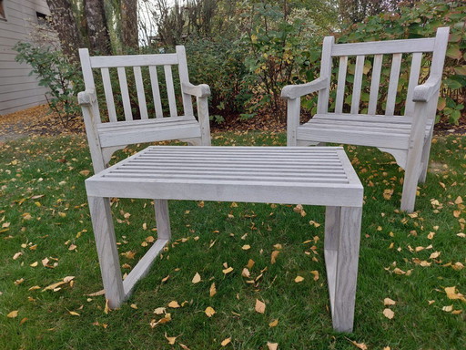 Preciosos muebles de jardín en madera de teca (2 sillas y 1 mesa auxiliar).