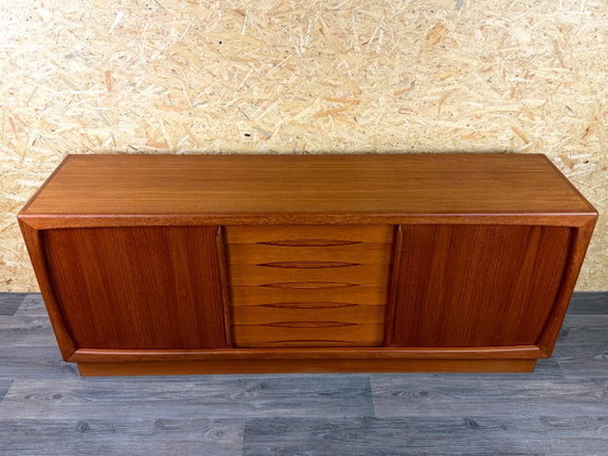 Image 1 of Dressoir/ladekast van teakhout uit de jaren 60/70 van Dyrlund, gemaakt in Denemarken.