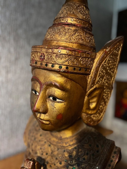 Statuette de gardien Thepphanom thaïlandais – Bois doré à décor rouge – Origine : Temple – Thaïlande centrale – vers 1960-1980