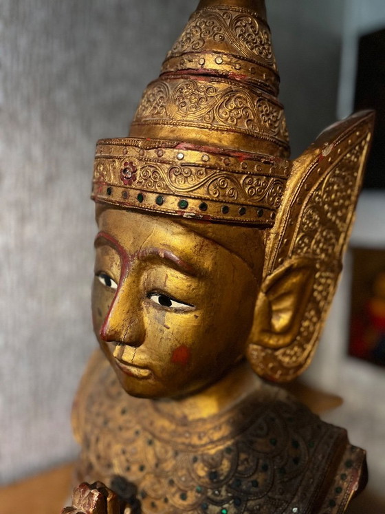 Image 1 of Statuette de gardien Thepphanom thaïlandais – Bois doré à décor rouge – Origine : Temple – Thaïlande centrale – vers 1960-1980