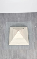 Mesa de centro piramidal de travertino