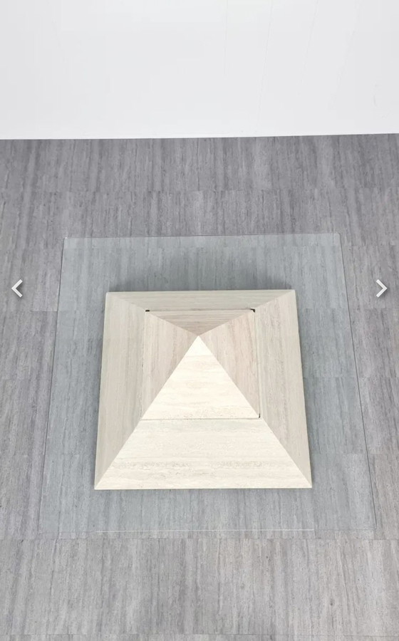 Image 1 of Tavolino da caffè piramidale in travertino