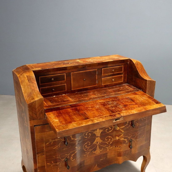 Image 1 of Piccola Ribalta in Noce con Filettature e Intarsi