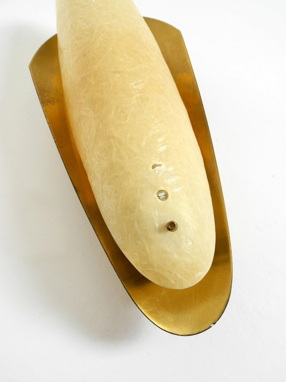 Image 1 of Una coppia di bellissime applique da parete in ottone in stile Mid-Century Modern con paralumi in fibra di vetro.