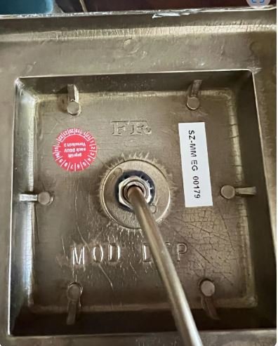 Image 1 of Lampe de table design en laiton ornée de feuilles de vigne et d'abeilles. Numéro de brevet gravé sur la face inférieure, ver