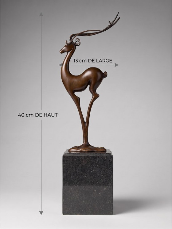 Image 1 of Escultura de ciervo Art Déco en bronce patinado, firmada por Coenrad, sobre una base con efecto mármol - 40 cm
