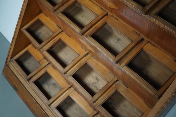 Image 1 of Antiguo mueble de mercería holandés de gran tamaño, fabricado en madera de haya, década de 1920/1930