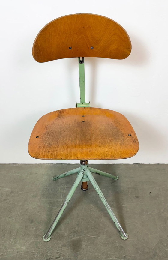 Chaise d'atelier industrielle verte, années 1950 – Tabourets, Iron (photo 4 of 18)