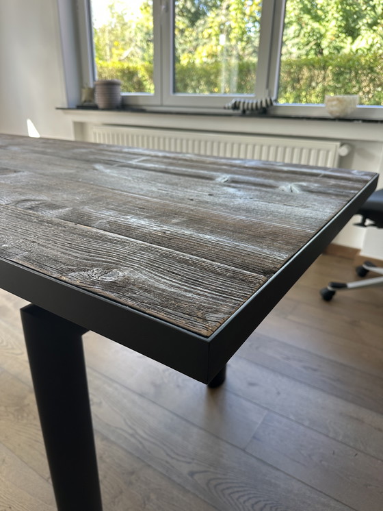 Image 1 of Piano del tavolo in legno grezzo canadese, fissato su una struttura in acciaio