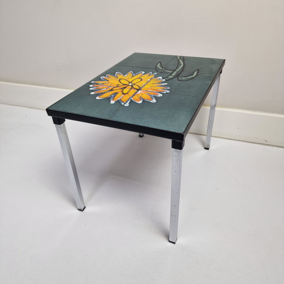 Image 1 of Tavolino vintage in piastrelle Adri Belgique. Tavolino belga con piastrelle e decoro floreale. Rettangolare.